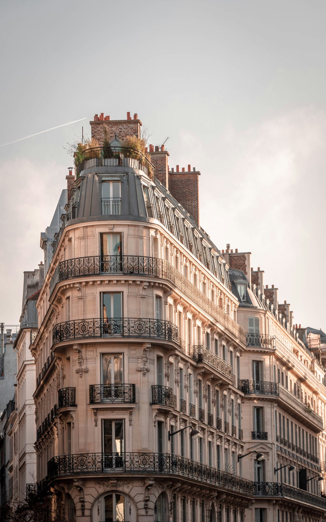 Immeuble de bureaux illustrant un projet de cession d'activités dans le secteur bancaire