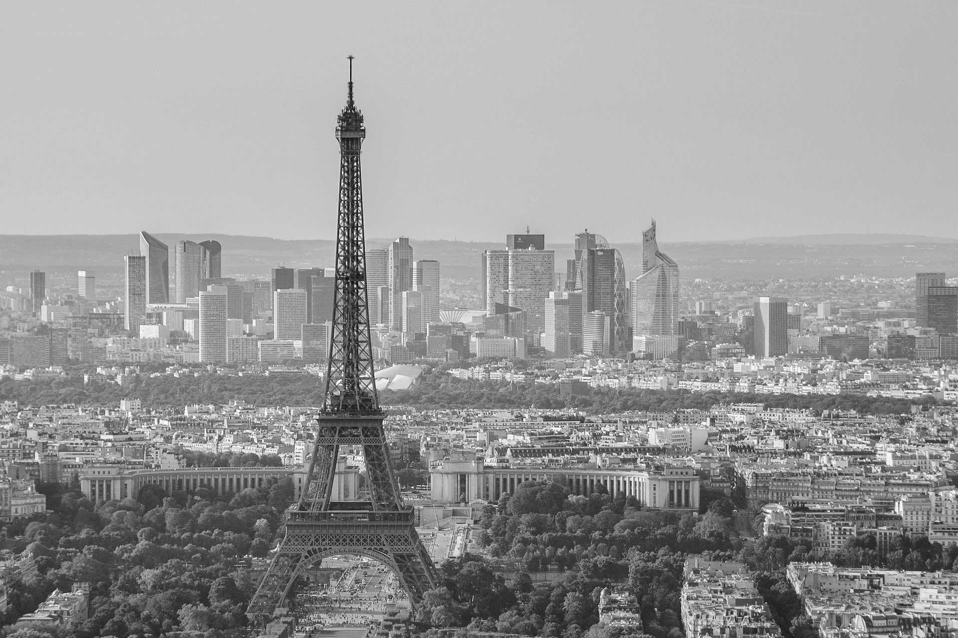 Vue urbaine de Paris illustrant les missions de transformation de Zemphi Partners